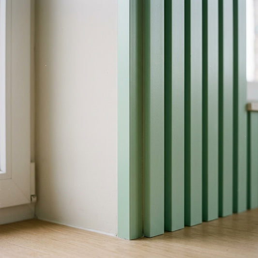 Imagen ilustrativa de Ángulo WPC Interior Verde Menta 26 instalado