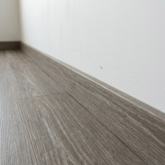 Imagen ilustrativa de Zócalo SPC Madera Teka ZL-S012 instalado