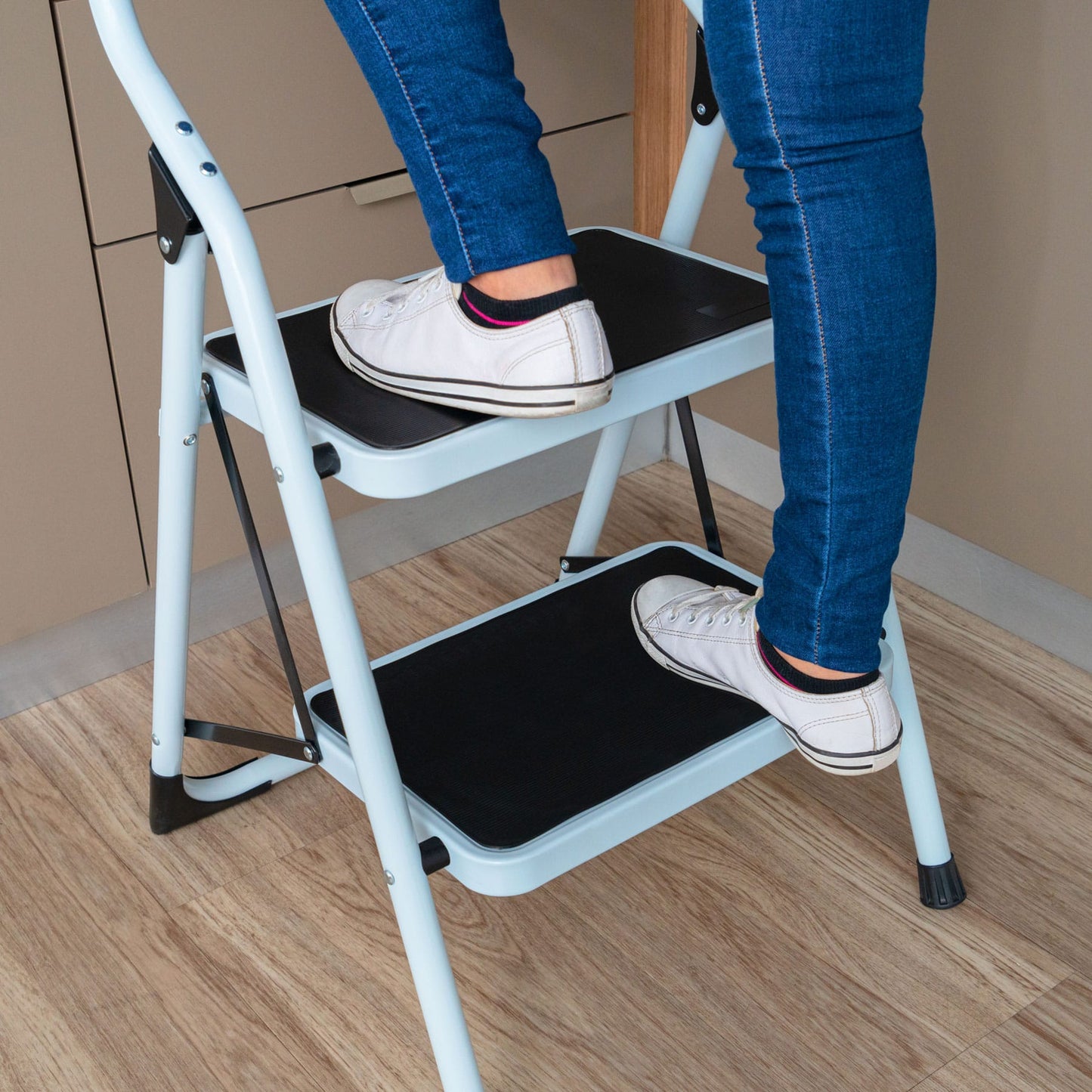 Escalerilla tubular plegable con 2 peldaños