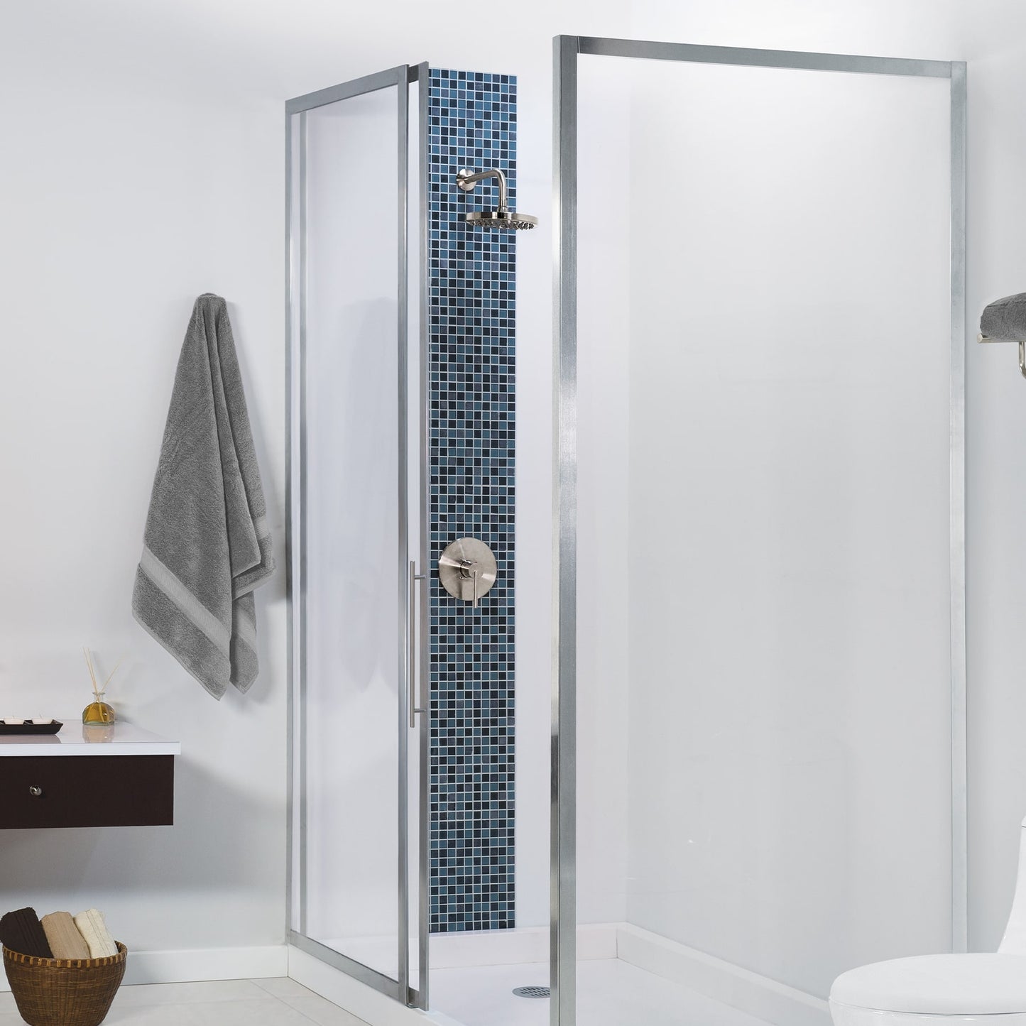 Regadera redonda de 6" tipo plato con brazo de pared