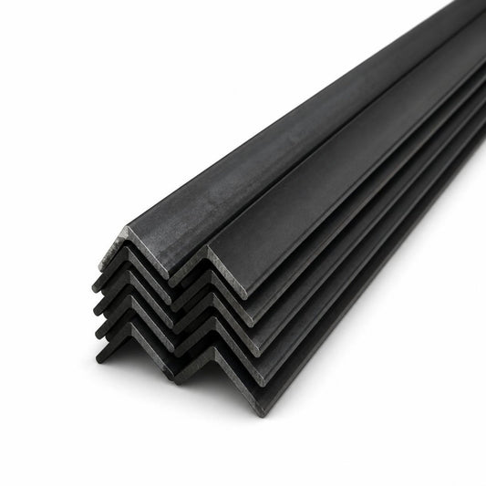 Ángulo de hierro negro 1-1/2" x 3/16" — ángulos apilados sobre fondo blanco