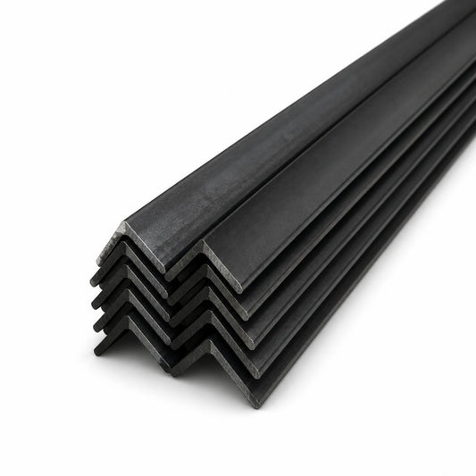 Ángulo de hierro negro 1" x 1/8" — ángulos apilados sobre fondo blanco