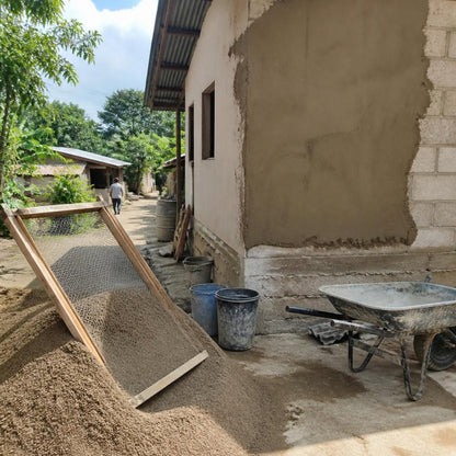 Obra típica en El Salvador: repello de una casa con arena cernida y cedazo de marco de madera