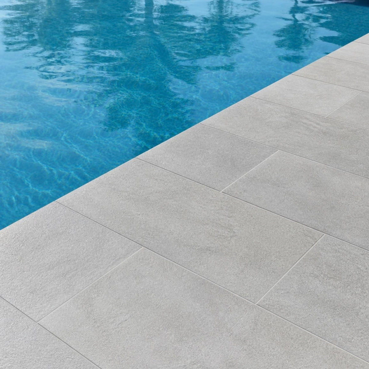 Baldosa de concreto 20x40x4 cm — baldosas alrededor de una piscina