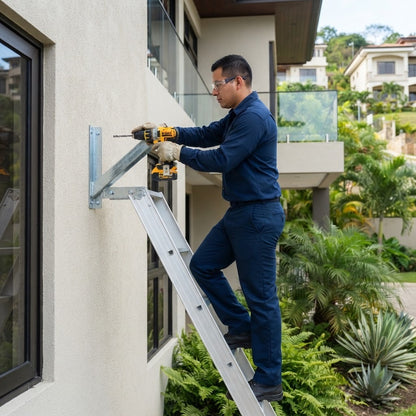 Instalación típica: técnico fijando una escuadra en el muro de una residencia