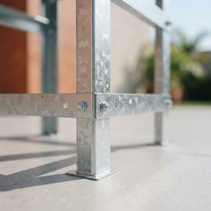 Detalle de las patas y rieles de una base metálica