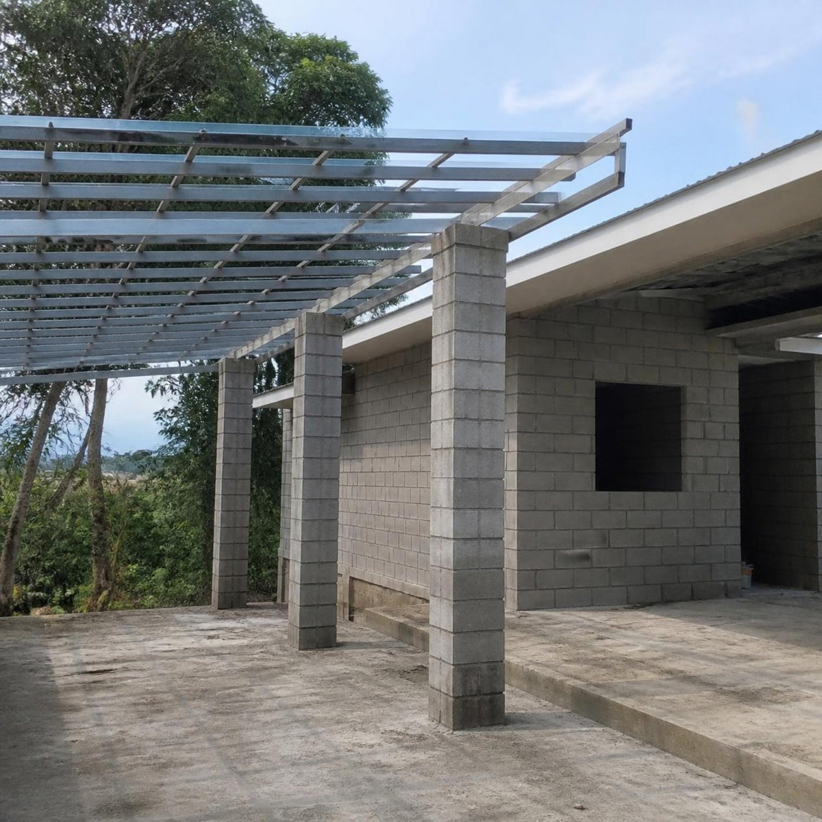 Bloque columna 40x40x19 cm — cochera y terraza con columnas de bloque en una vivienda
