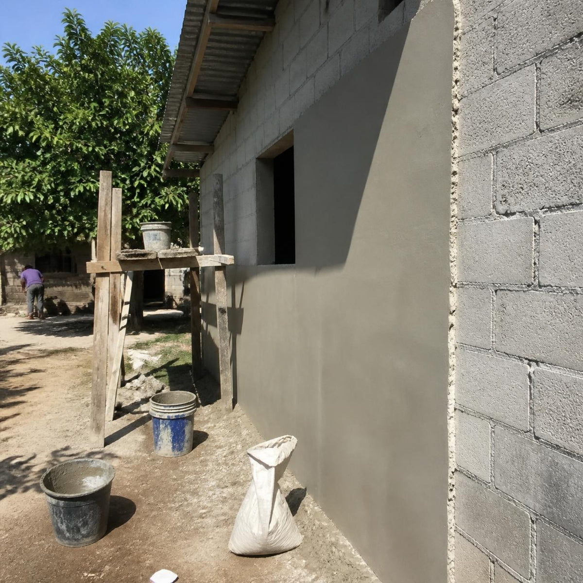 Obra típica en El Salvador: repello de una casa con mezcla que incluye cal hidratada
