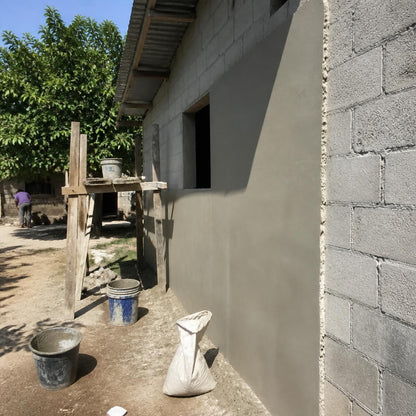 Obra típica en El Salvador: repello de una casa con mezcla que incluye cal hidratada
