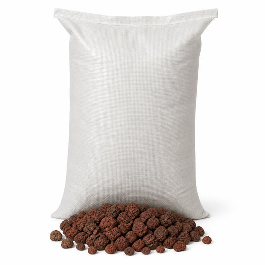 Saco liso con cascajo rojo sobre fondo blanco