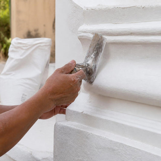 Cemento blanco Holcim 50 kg — aplicación típica: acabado decorativo con mortero de cemento blanco y llana