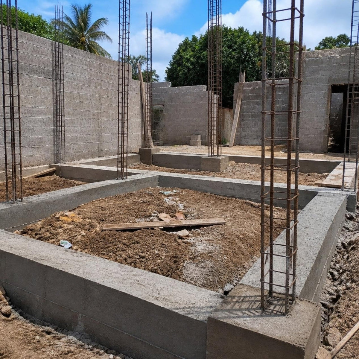 Concreto premezclado fluido y semifluido Holcim — obra típica: cimentación con acero de refuerzo y zapatas de concreto