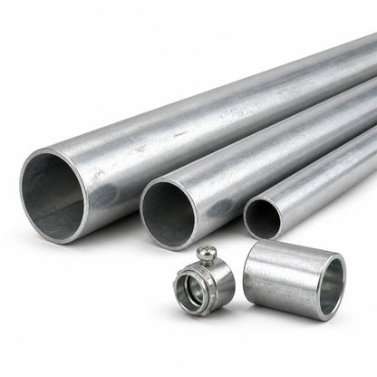 Cople (unión) para tubo conduit EMT — conector y cople junto a tubos EMT sobre fondo blanco