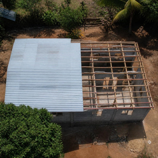 Lámina de zinc galvanizada canal 3x1 yarda calibre 30 — techo de vivienda cubierto con lámina acanalada