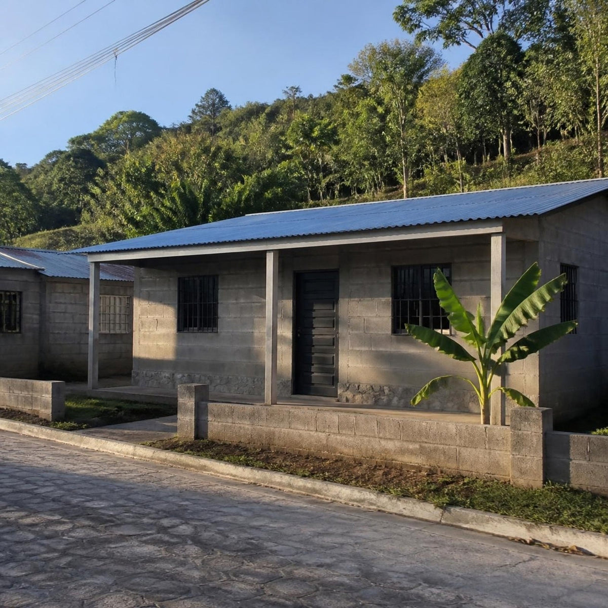 Lámina de zinc galvanizada canal 3x1 yarda calibre 30 — casa de bloque en El Salvador con techo de lámina
