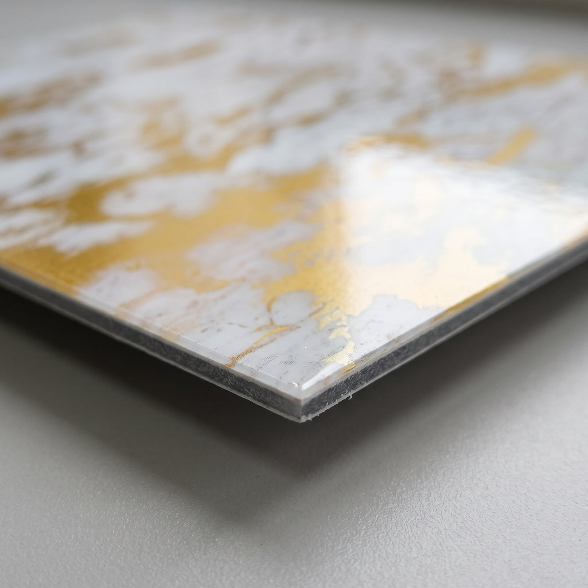 Imagen ilustrativa del detalle de superficie de Lámina Mármol UV Destellos de Oro M18