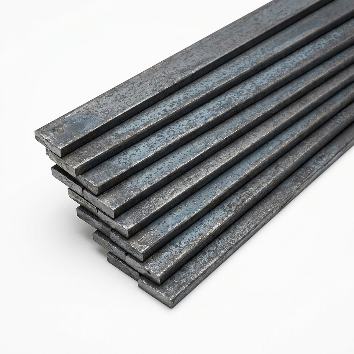 Pila de platinas de acero laminado en caliente sobre fondo blanco, imagen referencial
