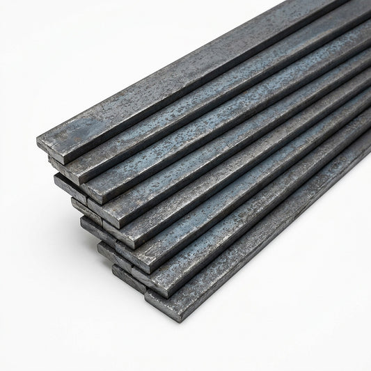 Pila de platinas de acero laminado en caliente sobre fondo blanco, imagen referencial