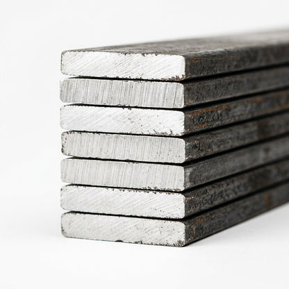 Detalle del corte de platinas de acero mostrando su sección rectangular, imagen referencial