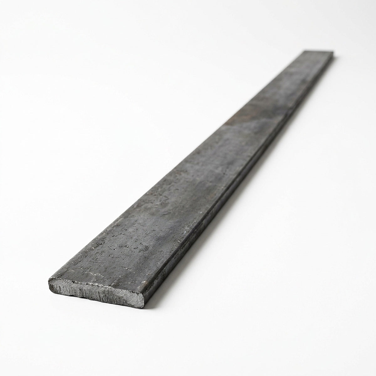 Platina de acero en perspectiva sobre fondo blanco, imagen referencial
