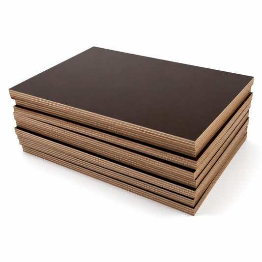 Plywood fenólico para formaleta 4x8 pies de 3/4 pulg (18 mm) — producto sobre fondo blanco