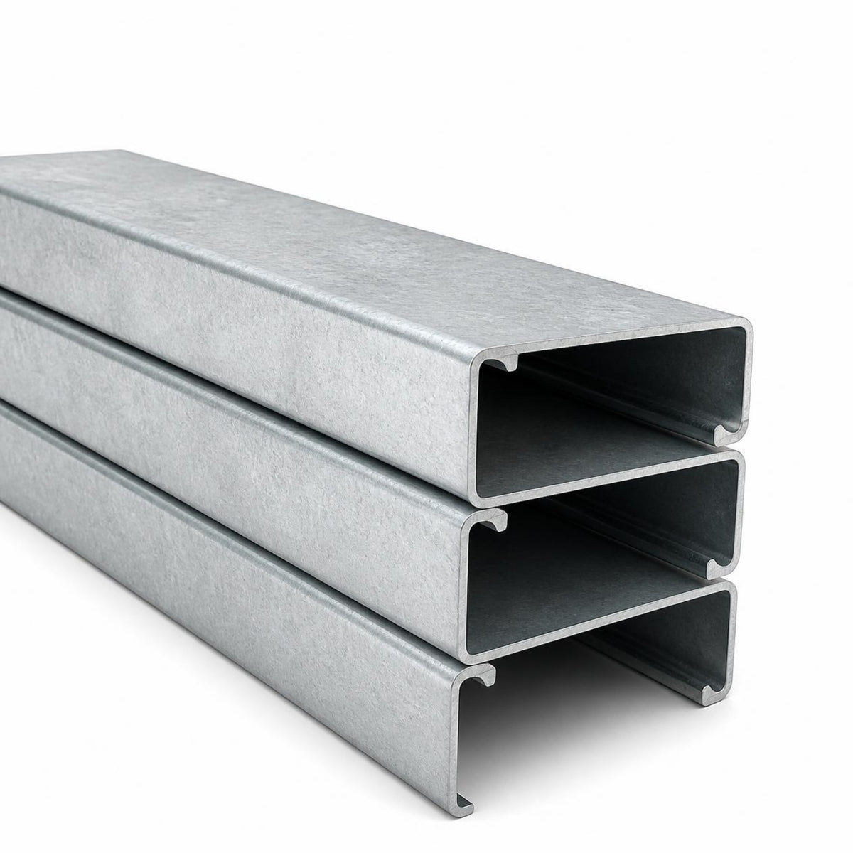 Polín C galvanizado 4x2 chapa 14 — perfiles C apilados sobre fondo blanco