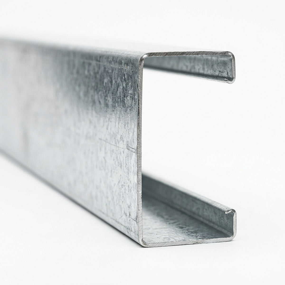 Detalle del extremo de un polín C galvanizado mostrando su perfil con pestañas, imagen referencial
