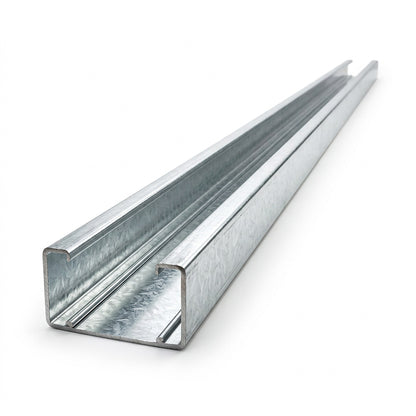 Polín C galvanizado en perspectiva sobre fondo blanco, imagen referencial