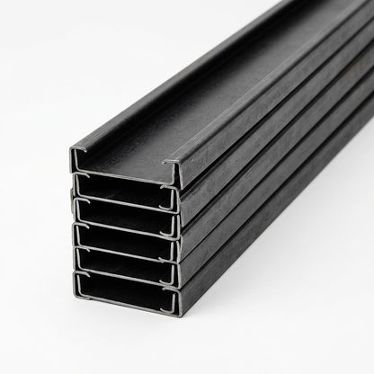 Pila de polines C negros de acero laminado en frío con pestañas visibles, imagen referencial