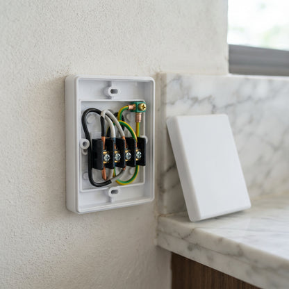 Detalle de la bornera de un protector de voltaje de pared