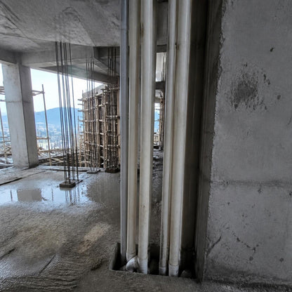 Reducción (reductor) PVC para drenaje — bajantes sanitarios en un edificio en construcción