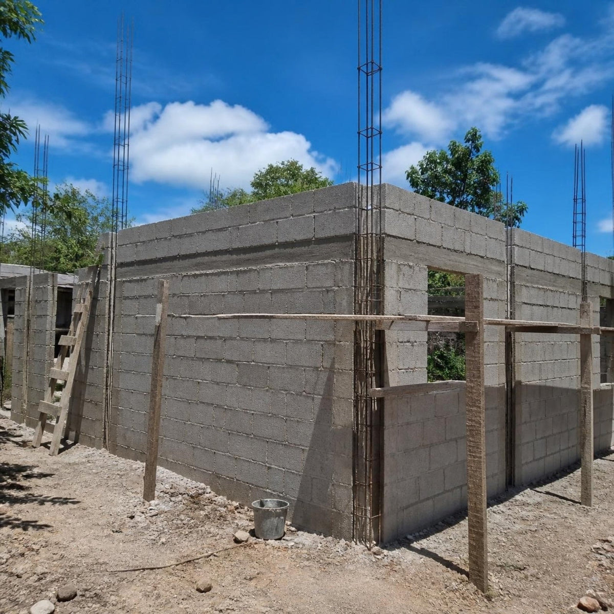 Solera de bloque 12x20x40 cm — muros de bloque con soleras de amarre en una vivienda salvadoreña