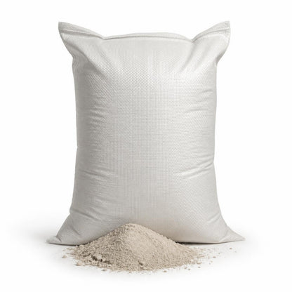 Saco liso con tierra blanca sobre fondo blanco