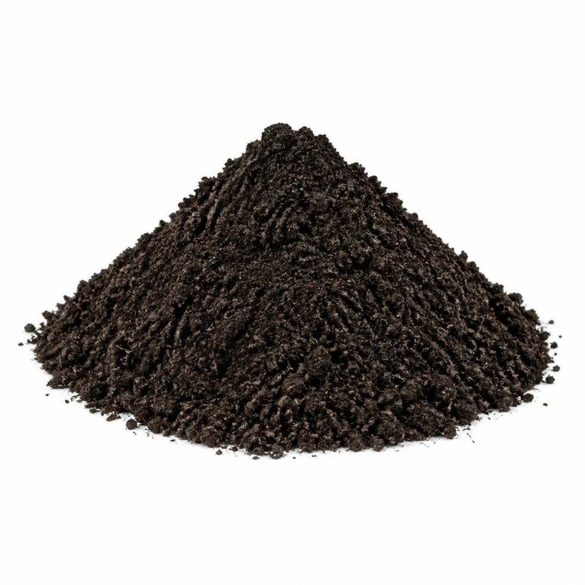 Montículo de tierra negra sobre fondo blanco