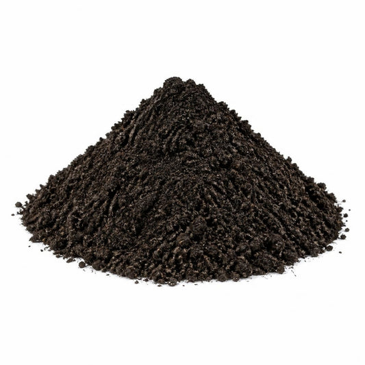 Montículo de tierra negra sobre fondo blanco
