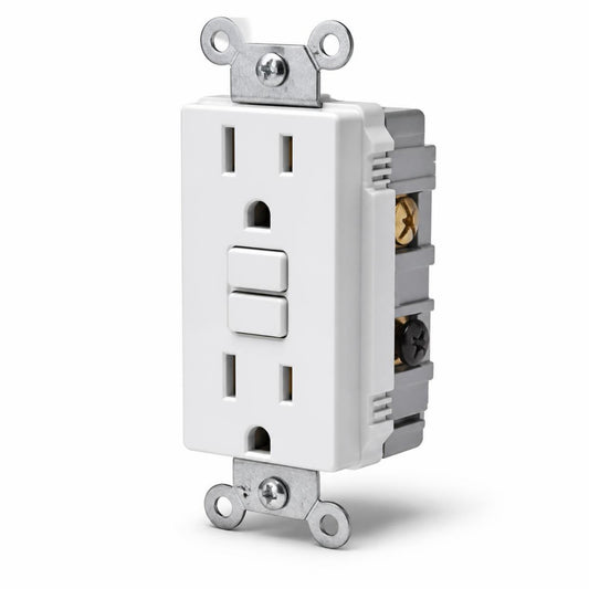 Tomacorriente GFCI 15 A 120 V blanco — tomacorriente GFCI blanco con botones de prueba y restablecimiento sobre fondo blanco