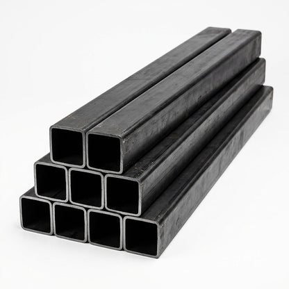 Pila de tubos estructurales cuadrados negros de acero sobre fondo blanco, imagen referencial