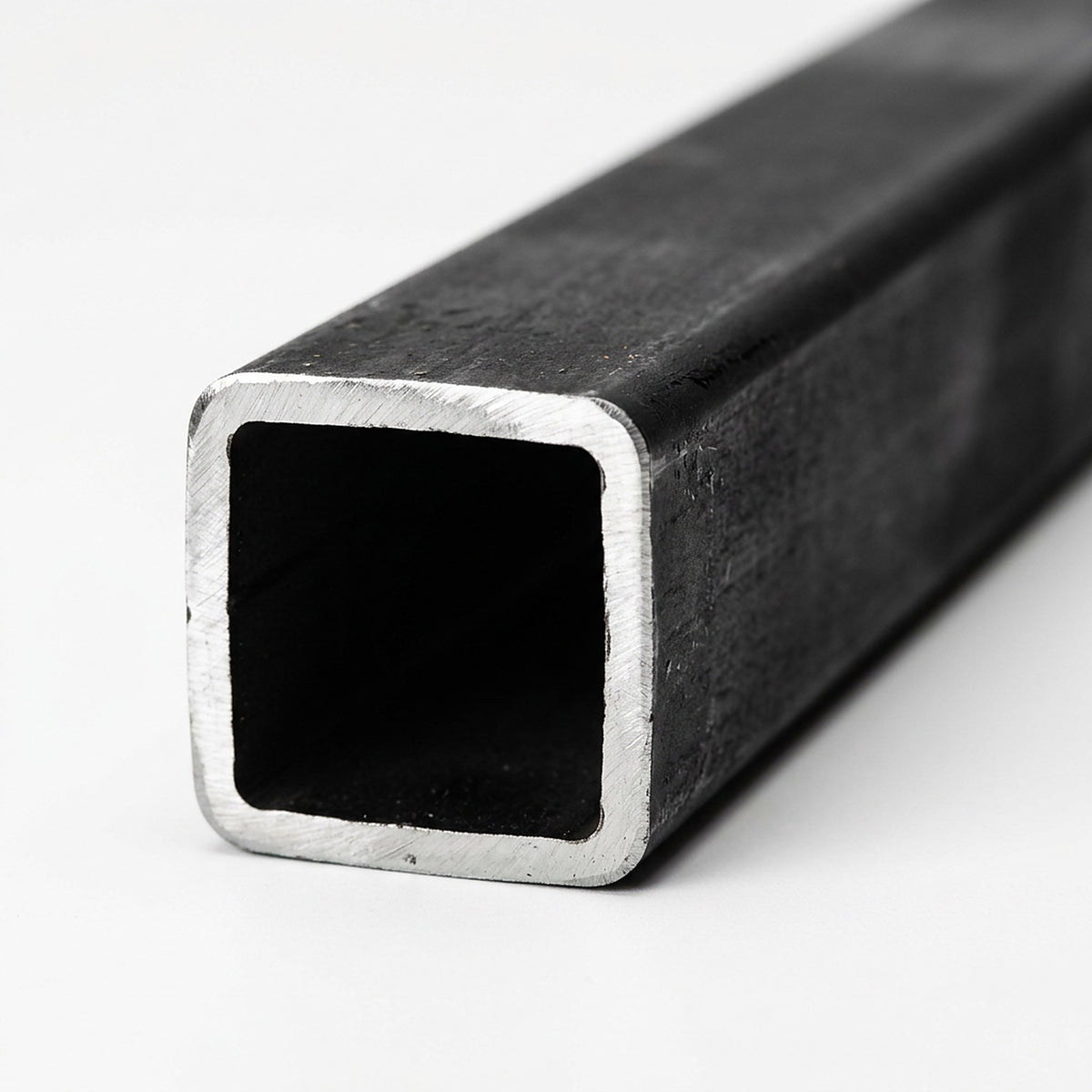 Detalle del corte de un tubo estructural cuadrado mostrando espesor de pared, imagen referencial