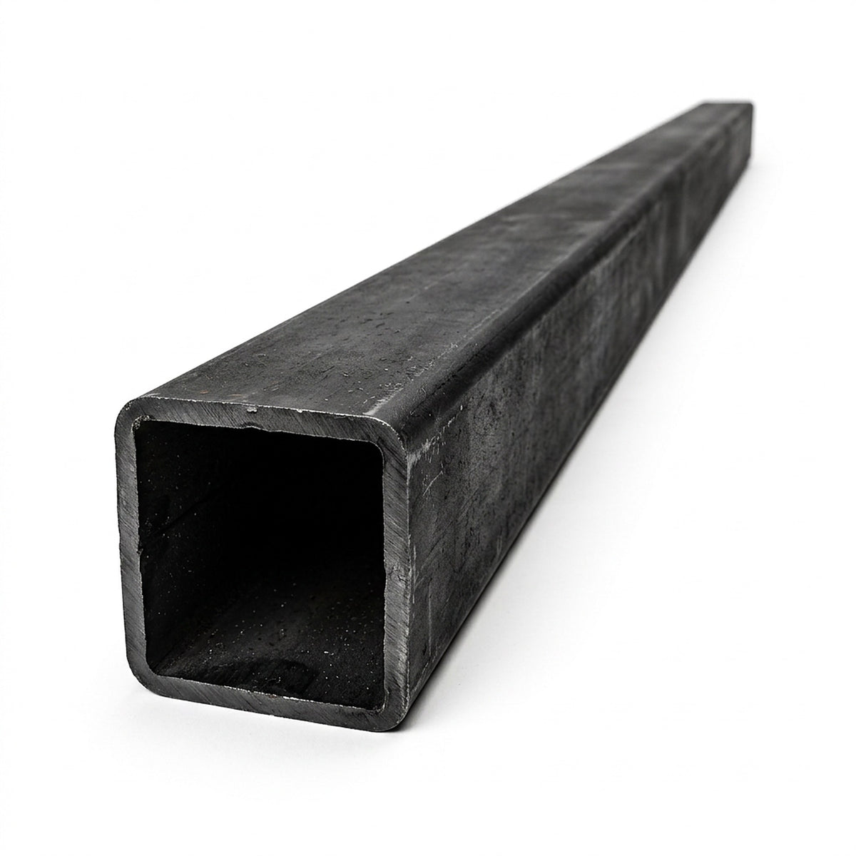 Tubo estructural cuadrado negro en perspectiva sobre fondo blanco, imagen referencial