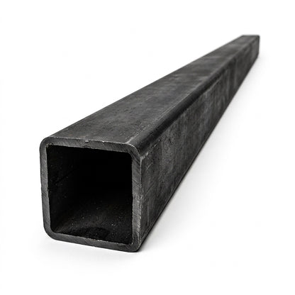 Tubo estructural cuadrado negro en perspectiva sobre fondo blanco, imagen referencial