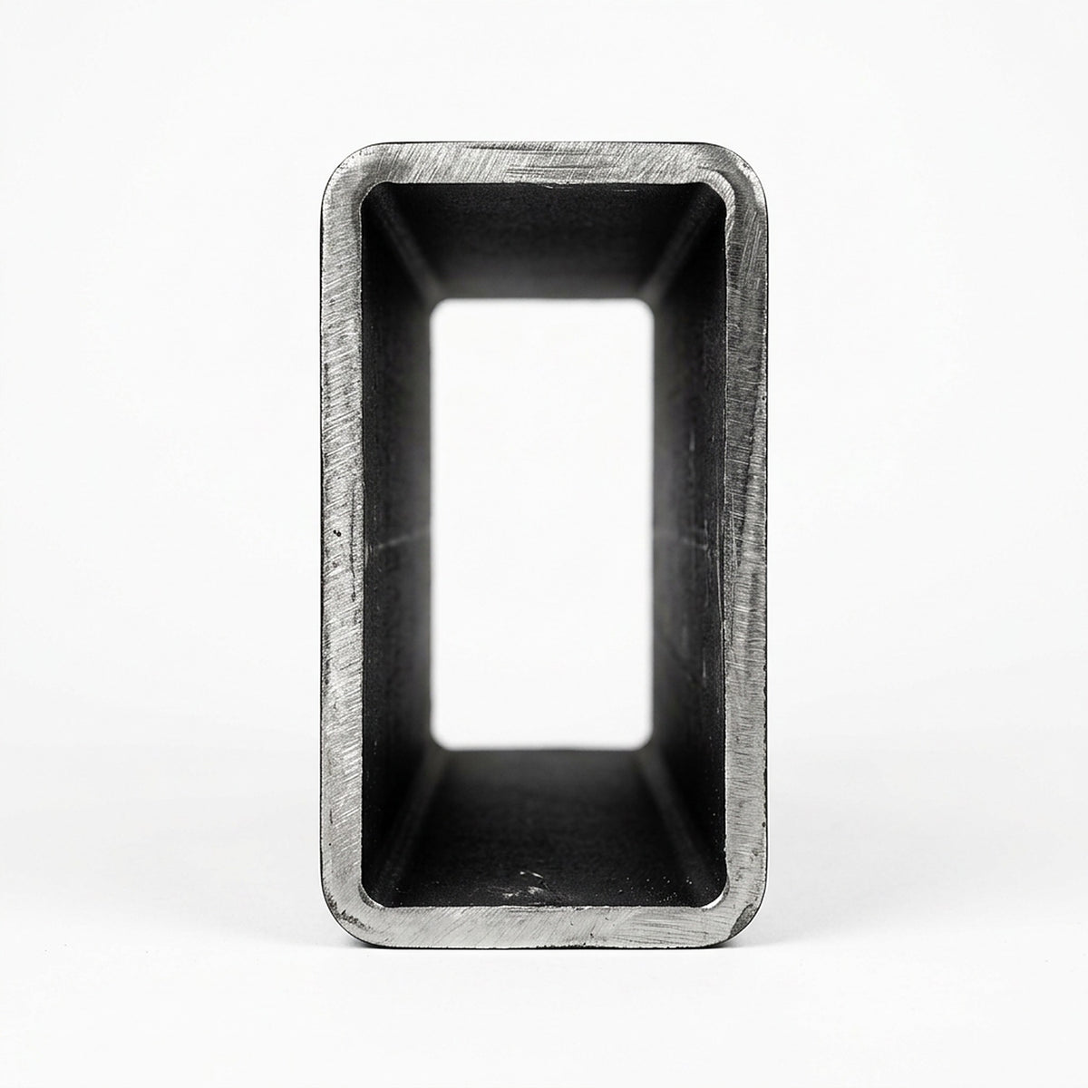Detalle del corte de un tubo estructural rectangular mostrando su sección hueca, imagen referencial