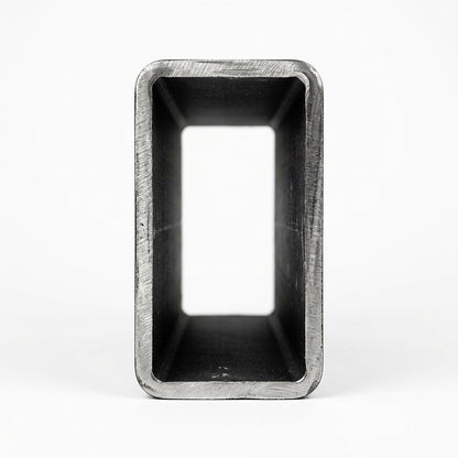 Detalle del corte de un tubo estructural rectangular mostrando su sección hueca, imagen referencial