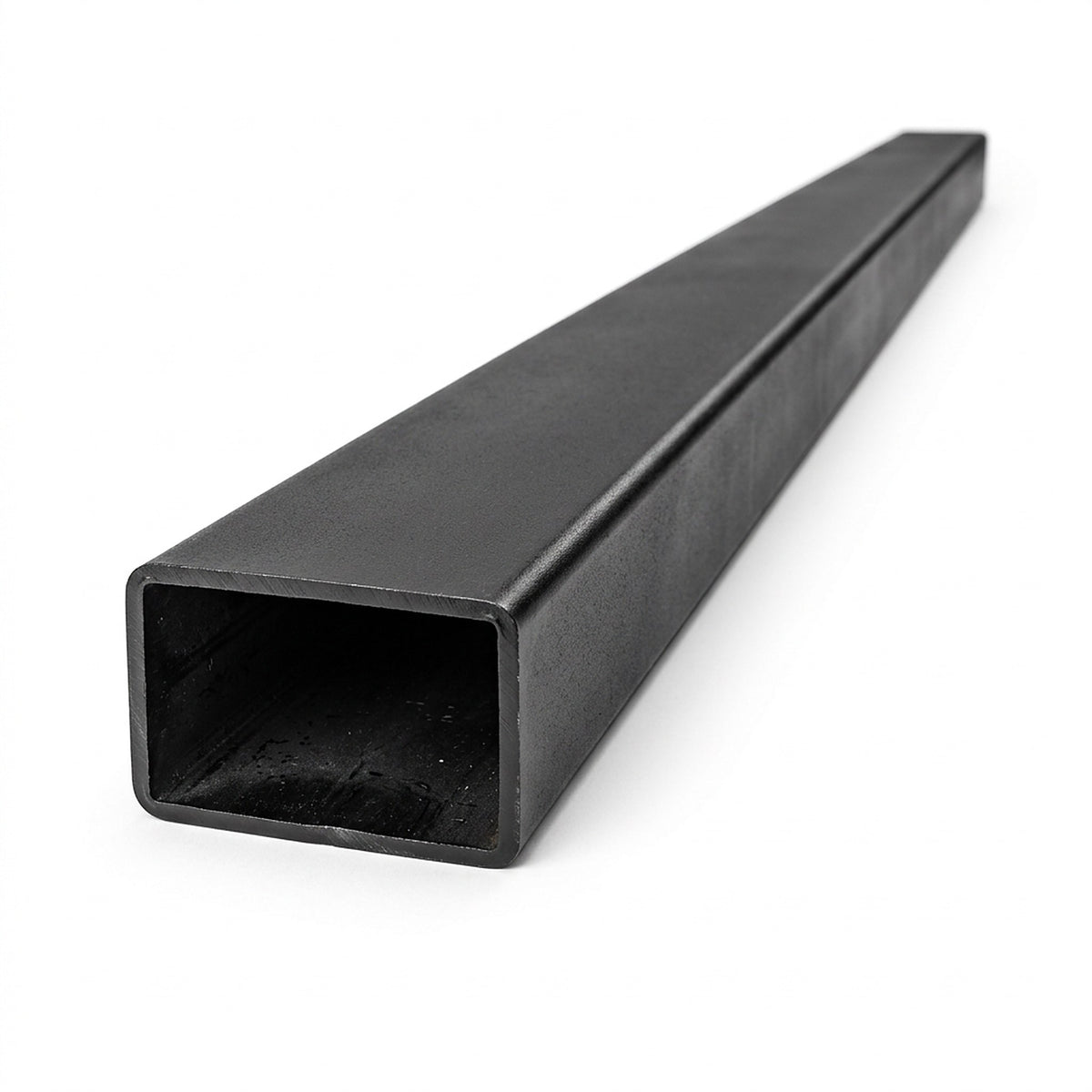 Tubo estructural rectangular negro en perspectiva sobre fondo blanco, imagen referencial