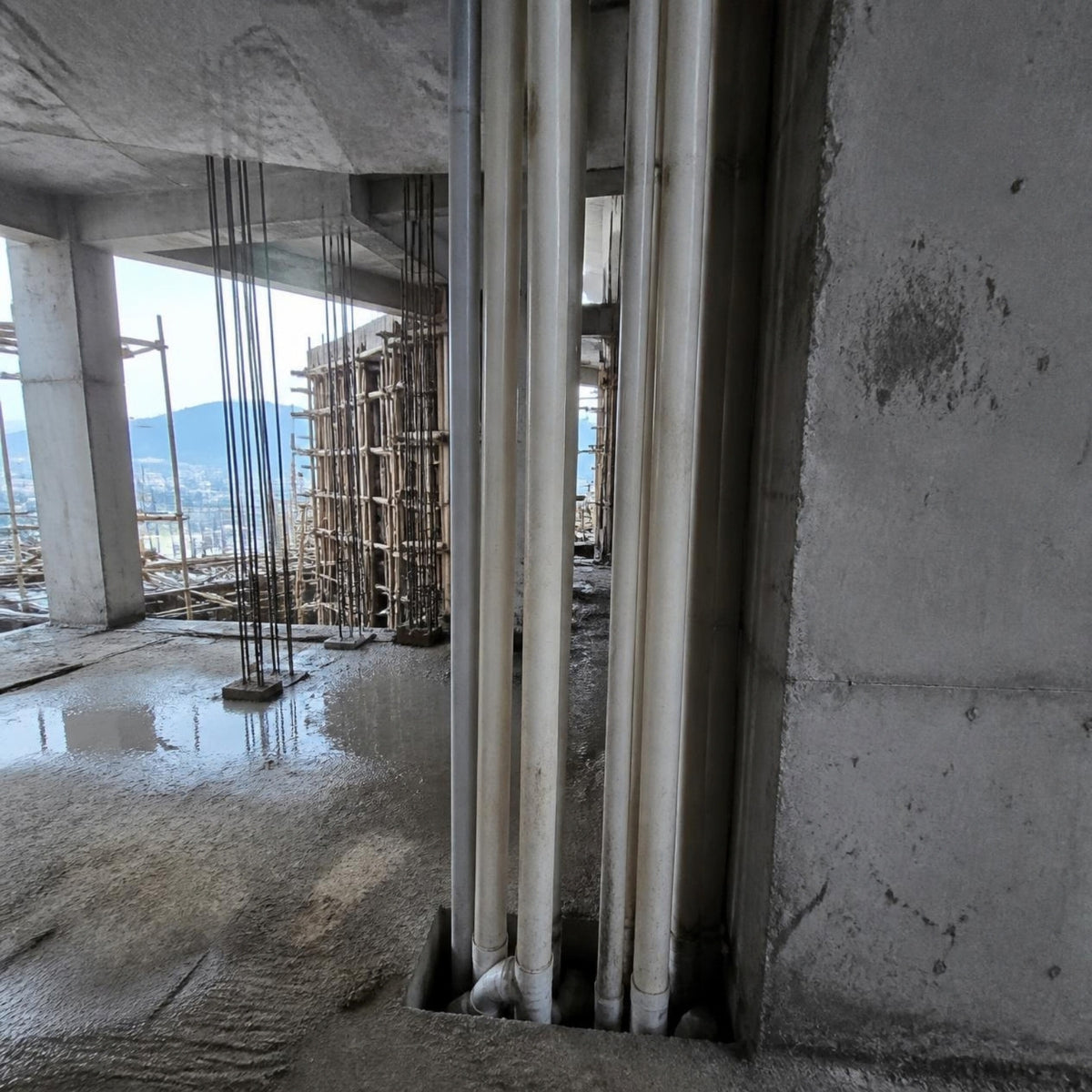 Unión (cople) PVC para drenaje — bajantes sanitarios en un edificio en construcción